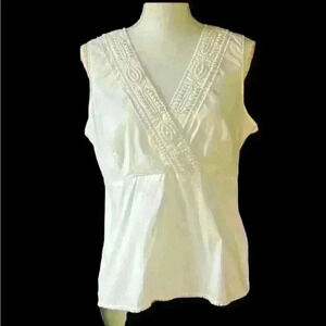 Talbots white sleeveless women’s cotton top. Size L Petites. Side zip with hook.